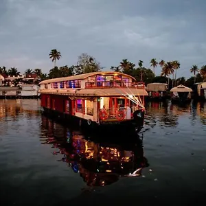 Botel Vaishnav Tours Alappuzha